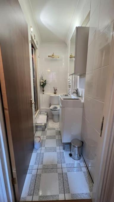 Palaz 6 - 2 Bedroom Flat エドモントン エクステリア 写真